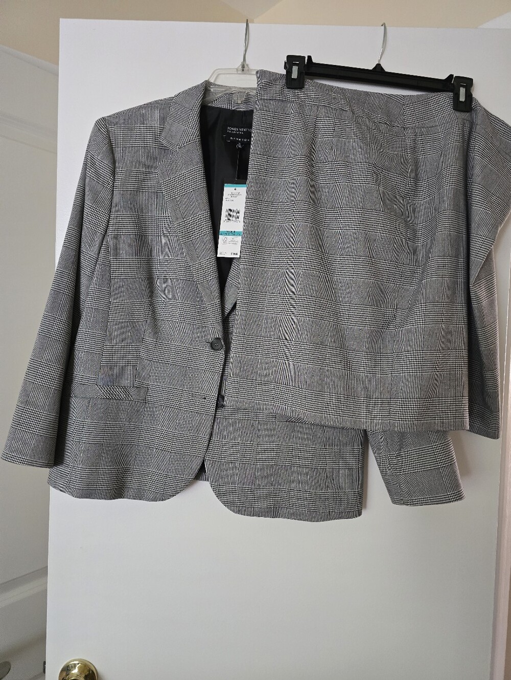 Women's Jones New York Suit (Jacket And Skirt)